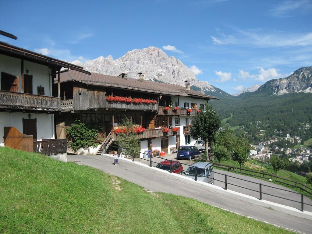 Pet Friendly Simple Getaway with 360 View of the Dolomites