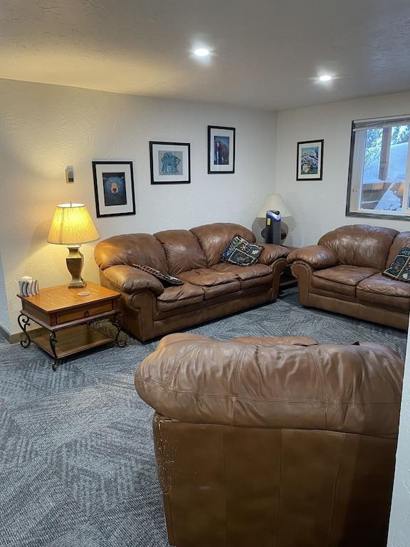 Pet Friendly Bear's Den Apartment in House of Fox 'N Fireweed