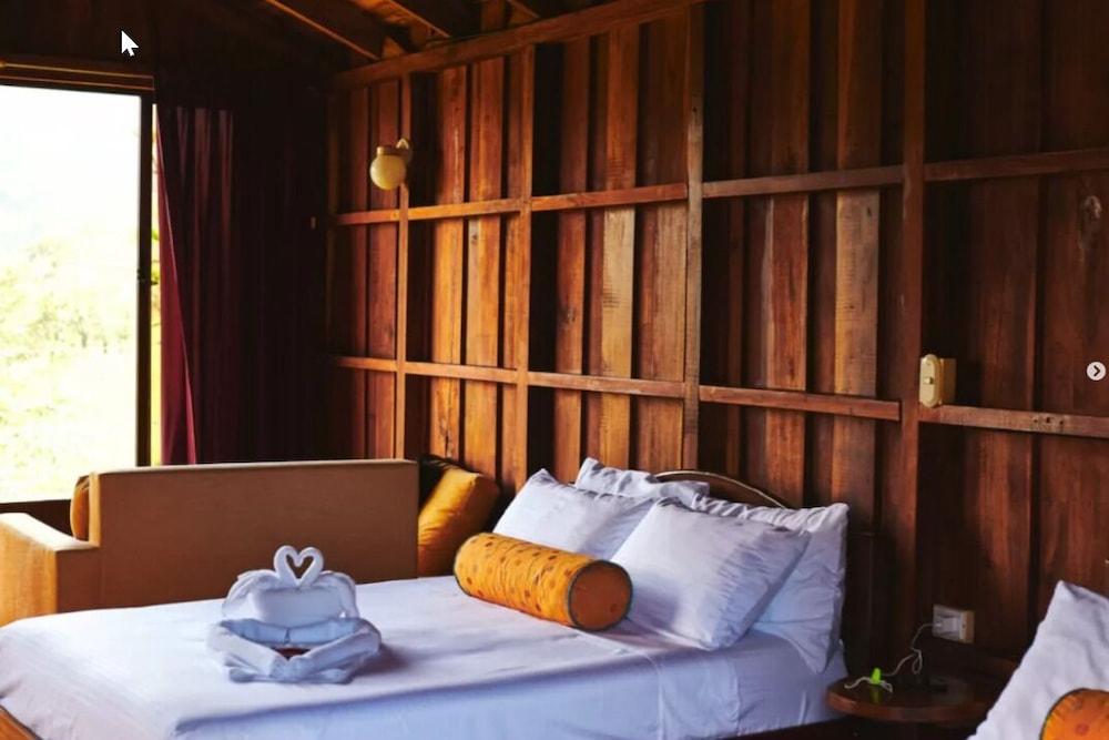 Arenal Roca Lodge Pet Policy