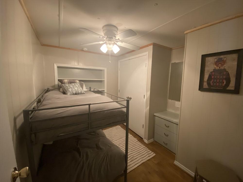 3BR Mobile Home at Toledo Bend Lake Pet Policy