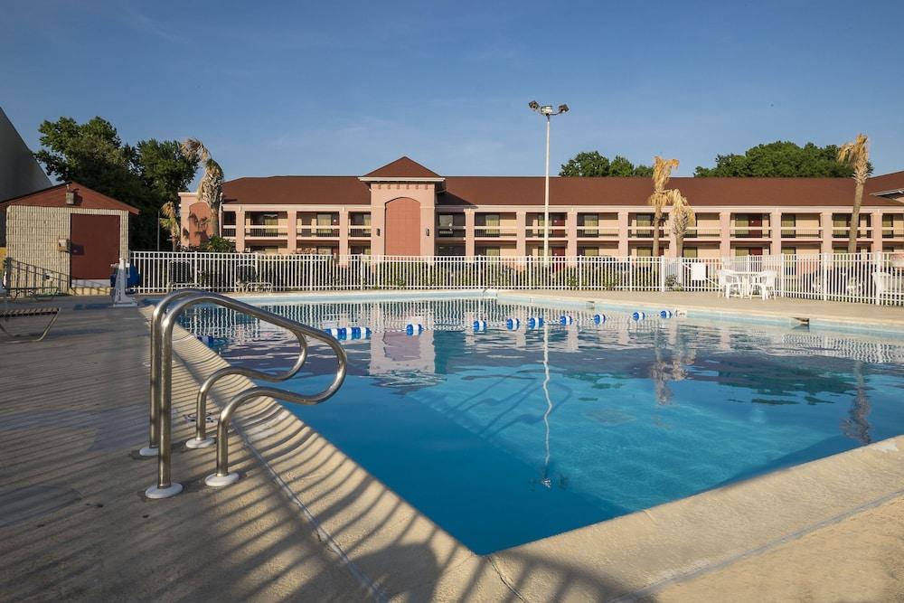 Pet Friendly Red Roof Inn Virginia Beach Norfolk Airport