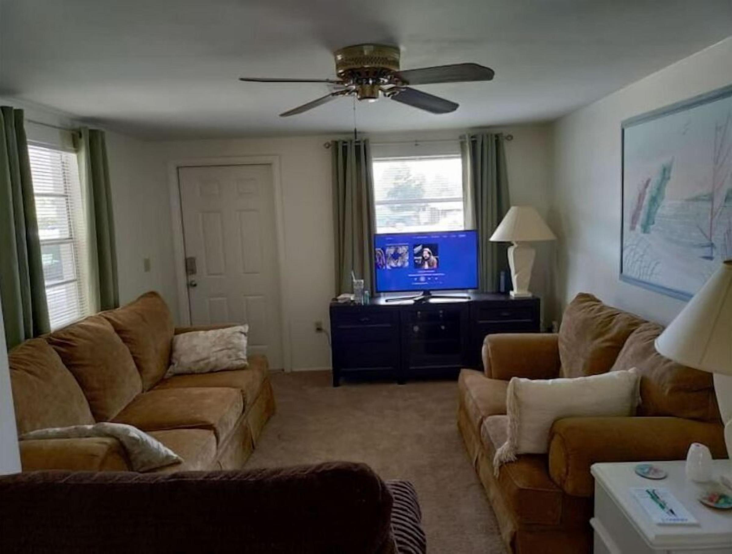 2BR in Olde Englewood Minutes from the Beach Pet Policy