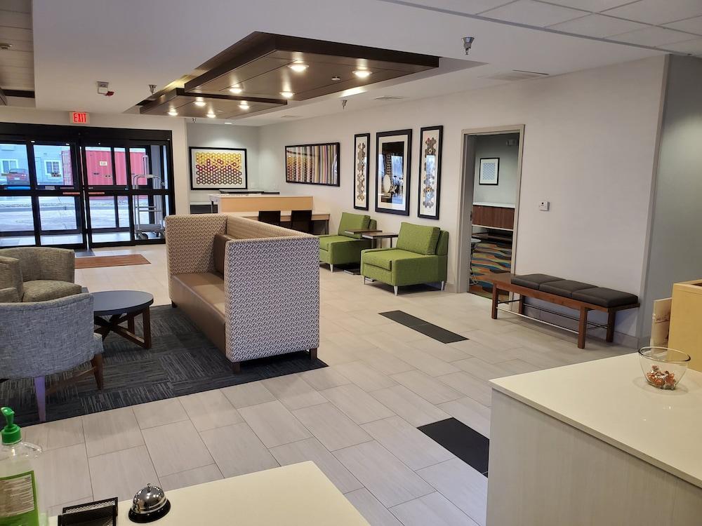 Pet Friendly Holiday Inn Express & Suites Junction City an IHG Hotel