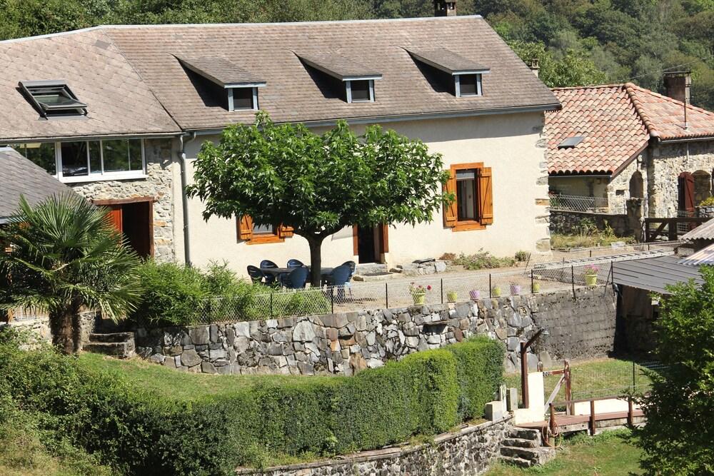 Pet Friendly Character Cottage in the Heart of the Pyrenees