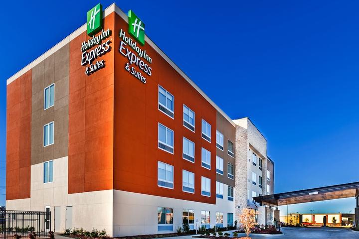 Pet Friendly Holiday Inn Express & Suites Tulsa West - Sand Springs an IHG Hotel