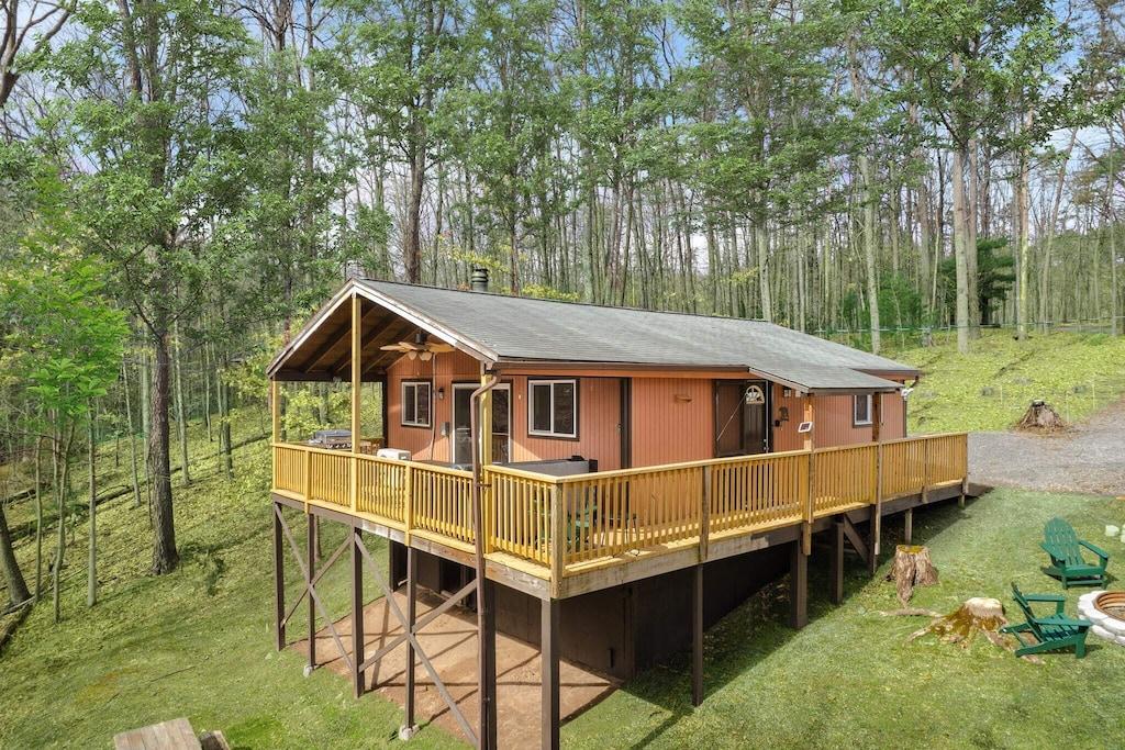 Pet Friendly Modern Cabin with Hot Tub & Private Lake