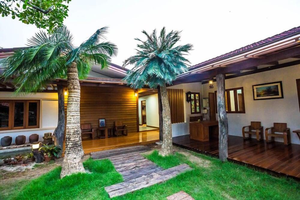 Pet Friendly Tree Home Plus Home Stay