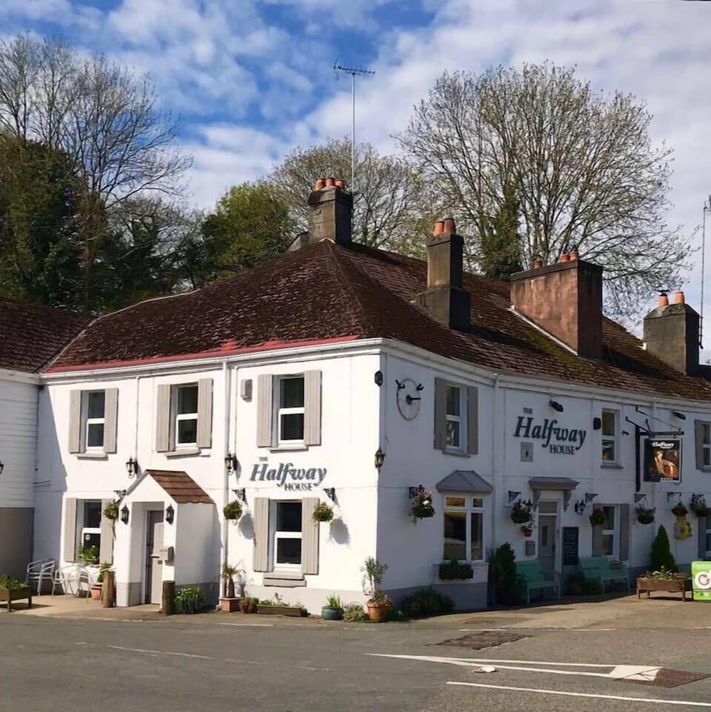Pet Friendly The Halfway House Pub and Kitchen