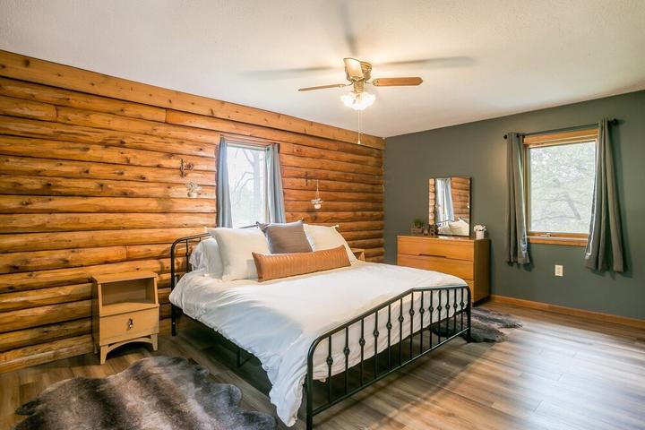 Pet Friendly Beautiful Log Cabin Tucked Away on 5 Acres