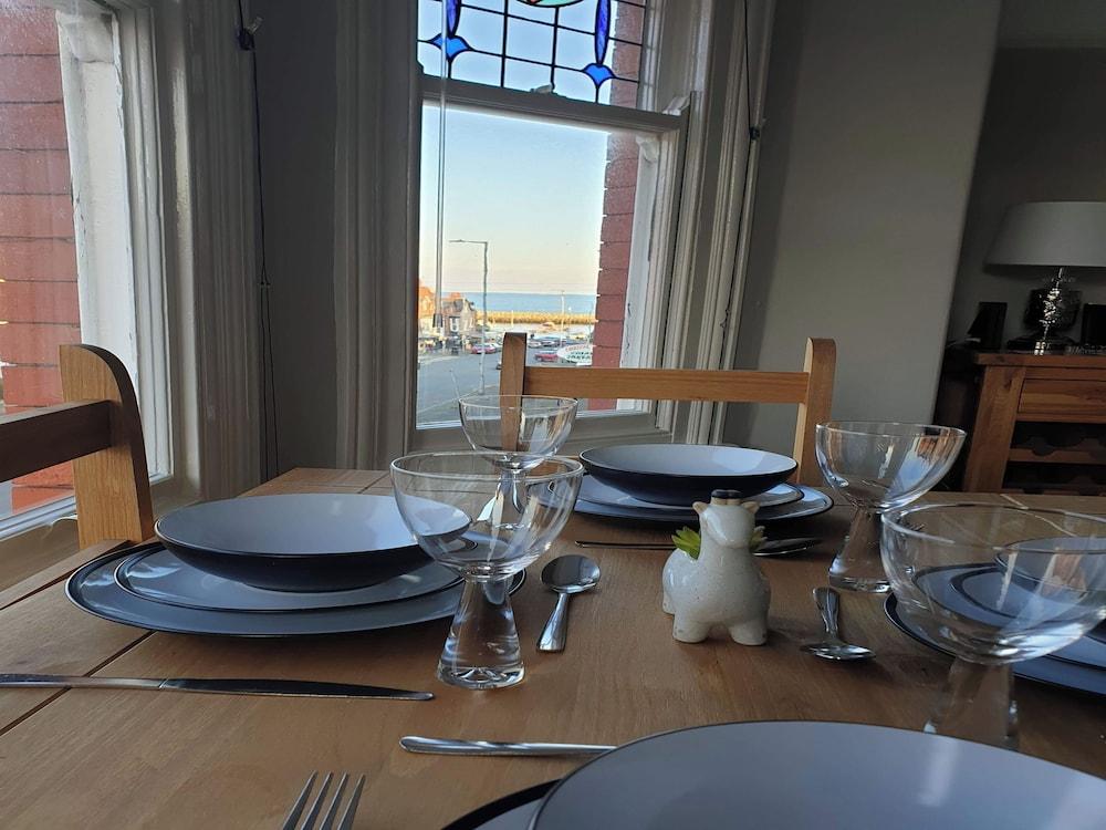 Pet Friendly Inviting 2-Bed Apartment in Rhos-on-Sea Sleeps 6