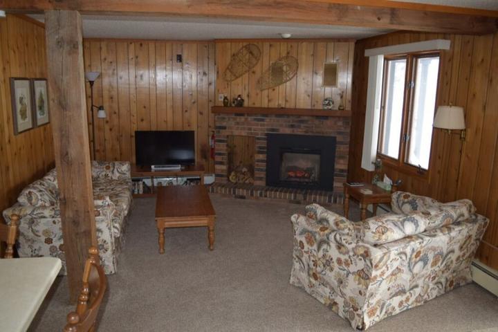 Pet Friendly Cozy Dog-Friendly Chalet in a Picturesque Location