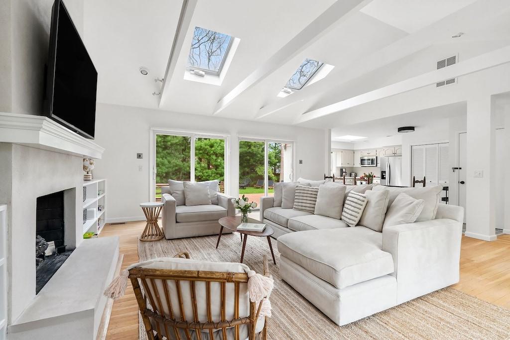 3BR East Hampton Pet Policy