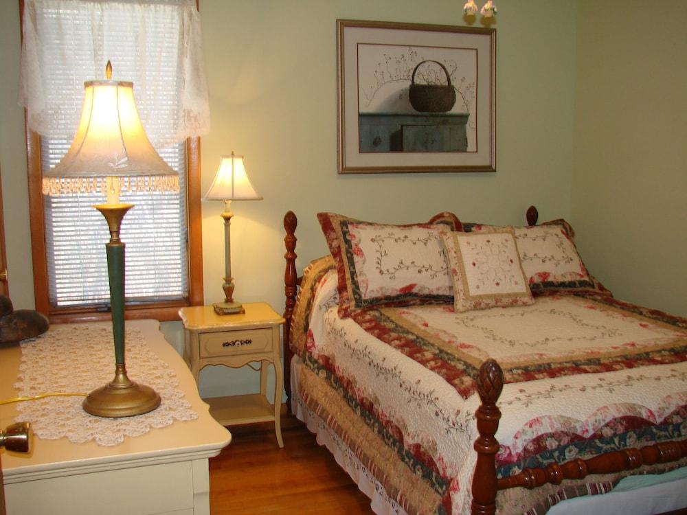 Montauk House, Walk to Ocean Pet Policy