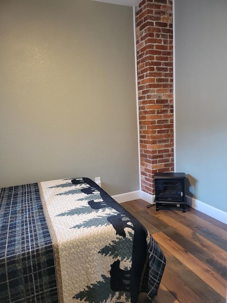 Pet Friendly Cozy Townhome Retreat in Downtown Historic Wallace