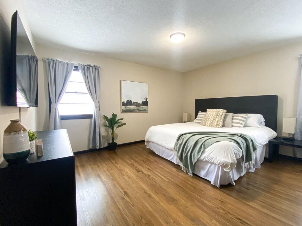 Pet Friendly Cozy 4BR with King Beds Entertainment Included