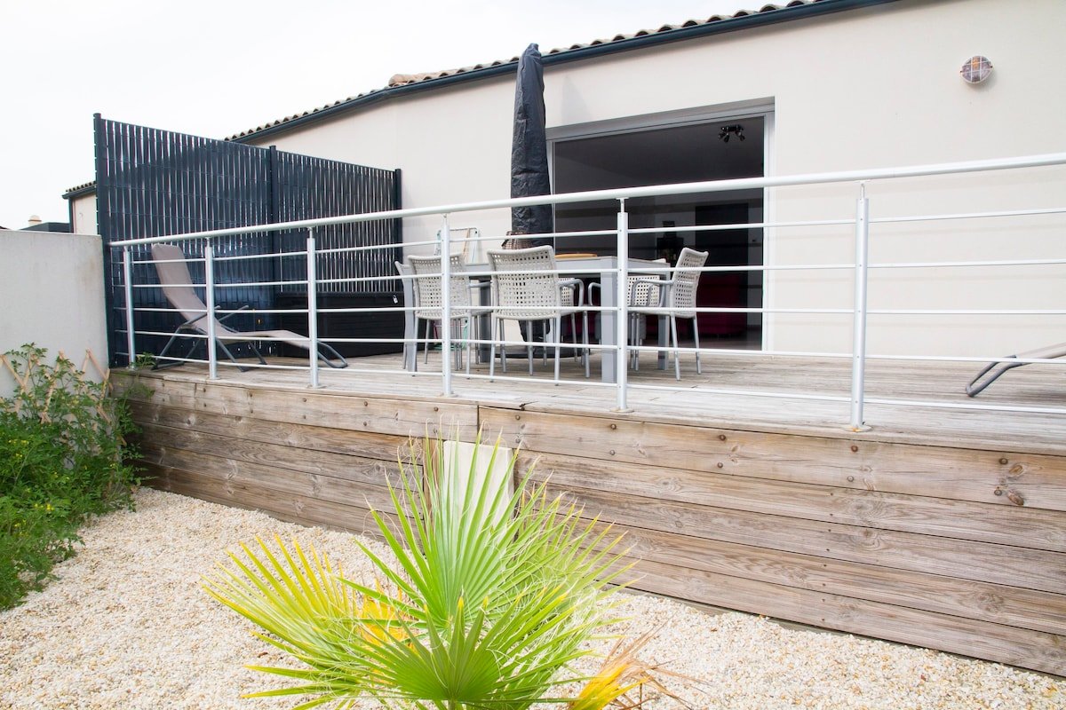 Photo of a vacation rental that allows dogs in Coëx, FR.