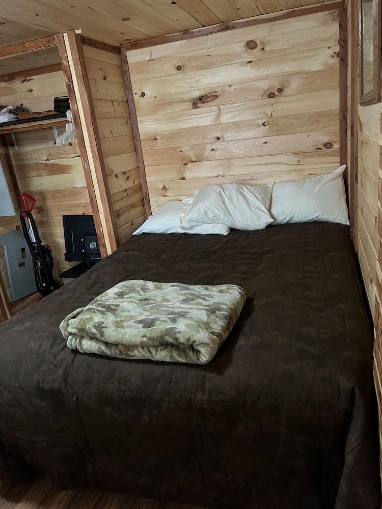 Pet Friendly Private 2-Bedroom Cabin Close to Main Highway