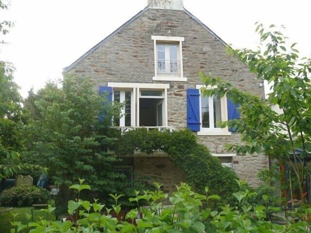 Pet Friendly Country Cottage 15 Minutes from the Sea