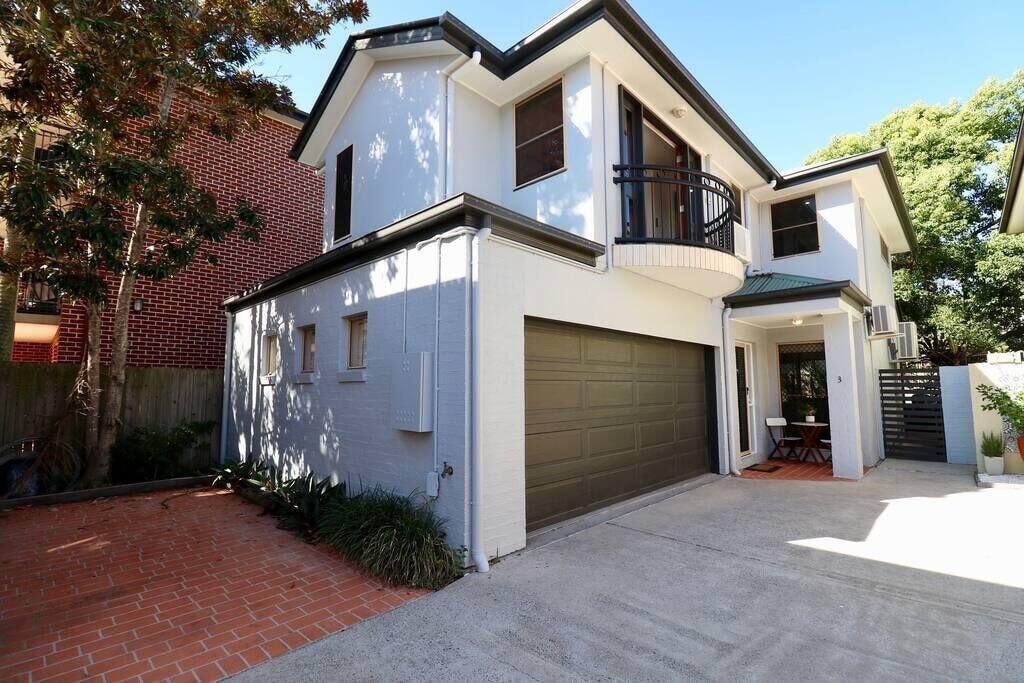 Pet Friendly Bulimba Central 3BR with Courtyard