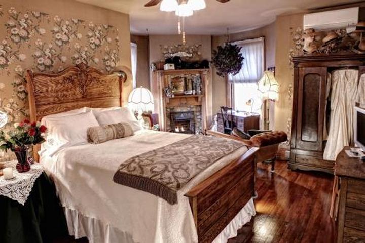 Pet Friendly The Queen a Victorian Bed & Breakfast