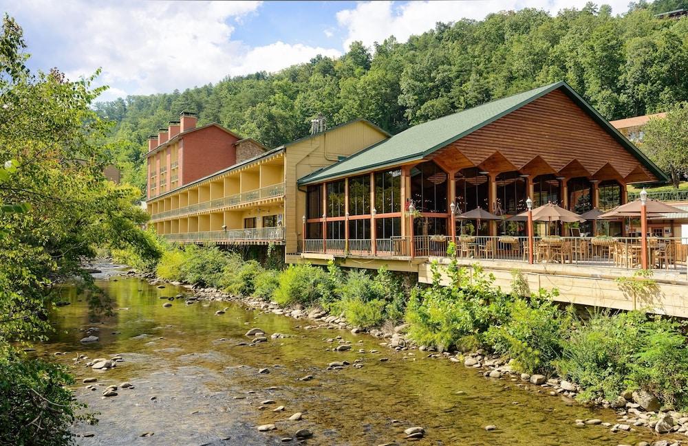 Pet Friendly River Terrace Resort & Convention Center