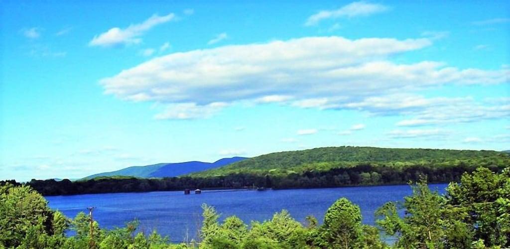 Prime Bellevue Location with Outdoor Pool Pet Policy