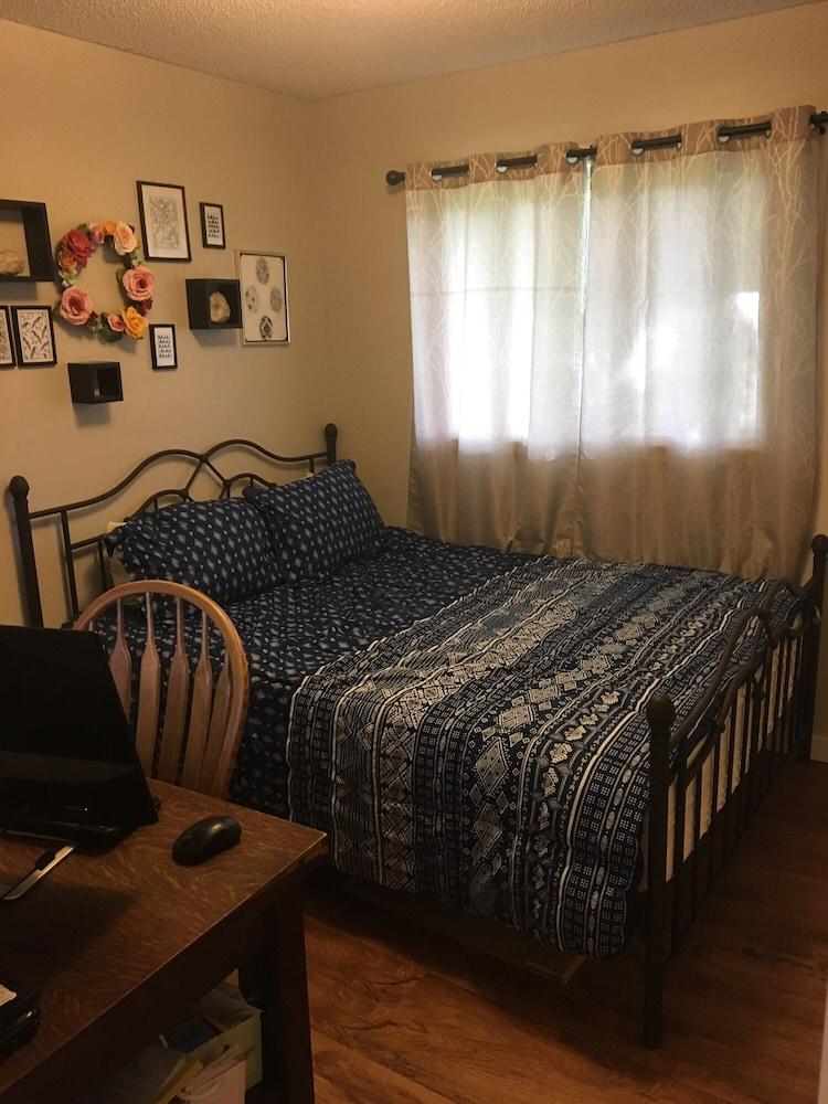 Pet Friendly Charming Ranch 5 Min Drive from Ui & Hospital