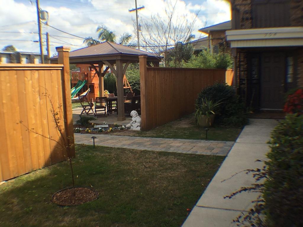 1/1 Apartment with Fenced Yard Pet Policy