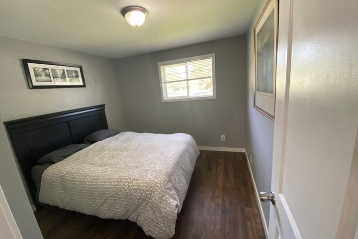 Pet Friendly 2BR Upper Level of Home Minutes from the Lake