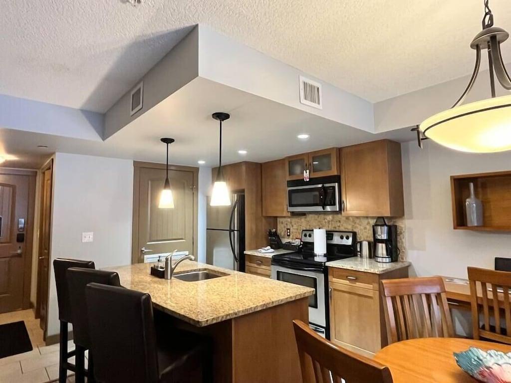 Pet Friendly Perfect Family 2-Bed Condo with Hot Tub
