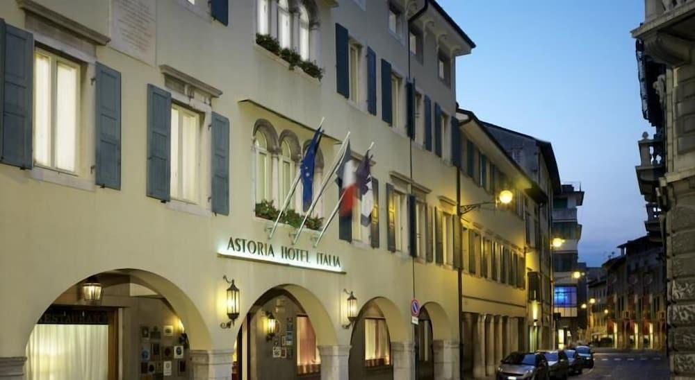 Pet Friendly Astoria Hotel Italia