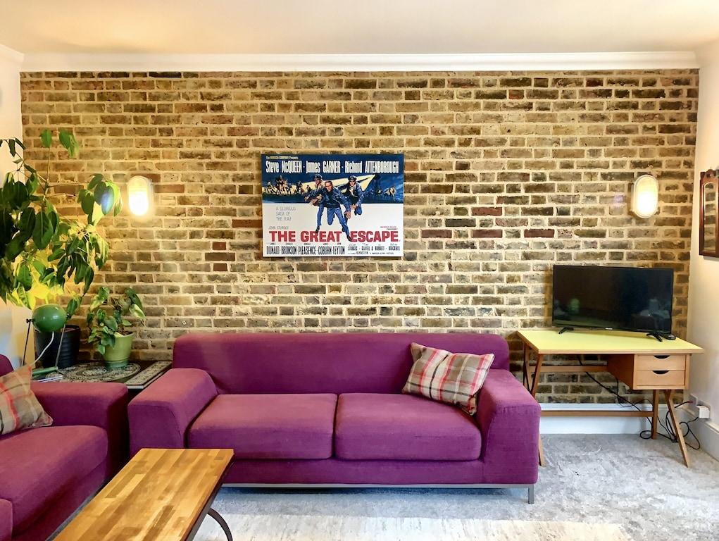 Pet Friendly London Flat with Parking & Great Transport Links