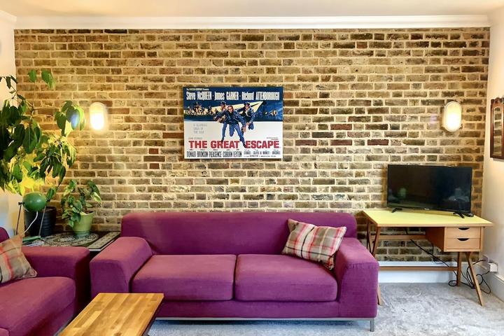 Pet Friendly London Flat with Parking & Great Transport Links