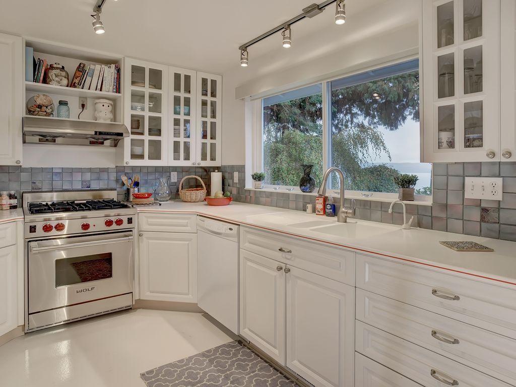 Stunning View at the Edgewater Bluff Retreat Pet Policy