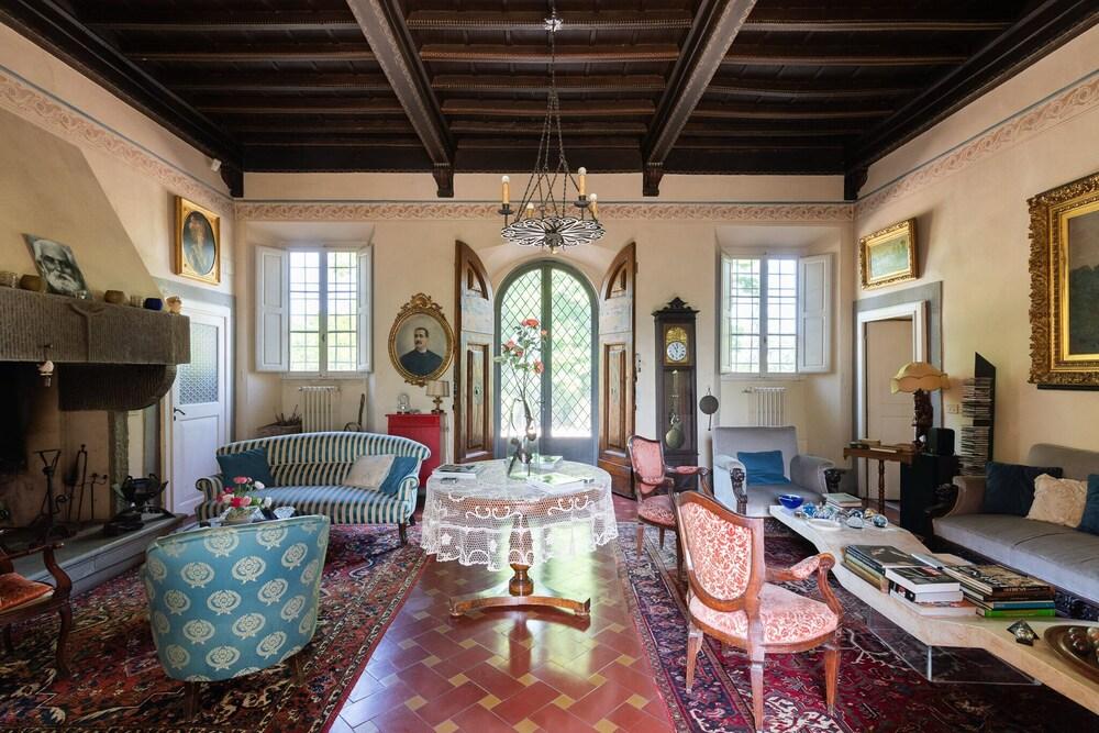 Pet Friendly Luxury Suite in Renaissance Villa
