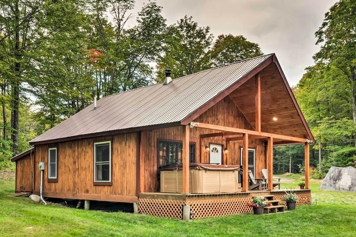 Pet Friendly Magnificent Victory Cabin with Private Hot Tub