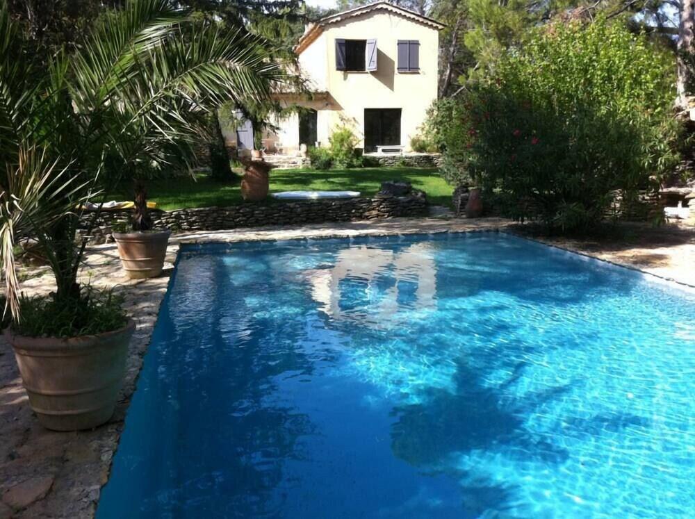 Pet Friendly 1-Bedroom Cottage with Pool