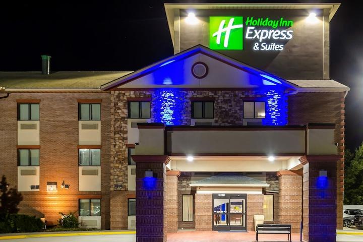 Pet Friendly Holiday Inn Express & Suites Olathe South an IHG Hotel