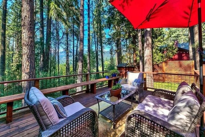 Pet Friendly Cozy Cabin with Spectacular Deck