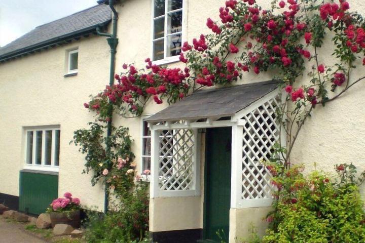 Pet Friendly Forge Cottage in Wootton Courtenay