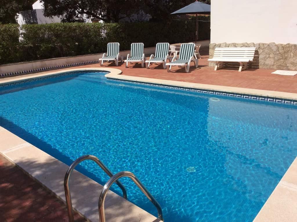 Pet Friendly Villa for 6 People with Parking & Private Pool