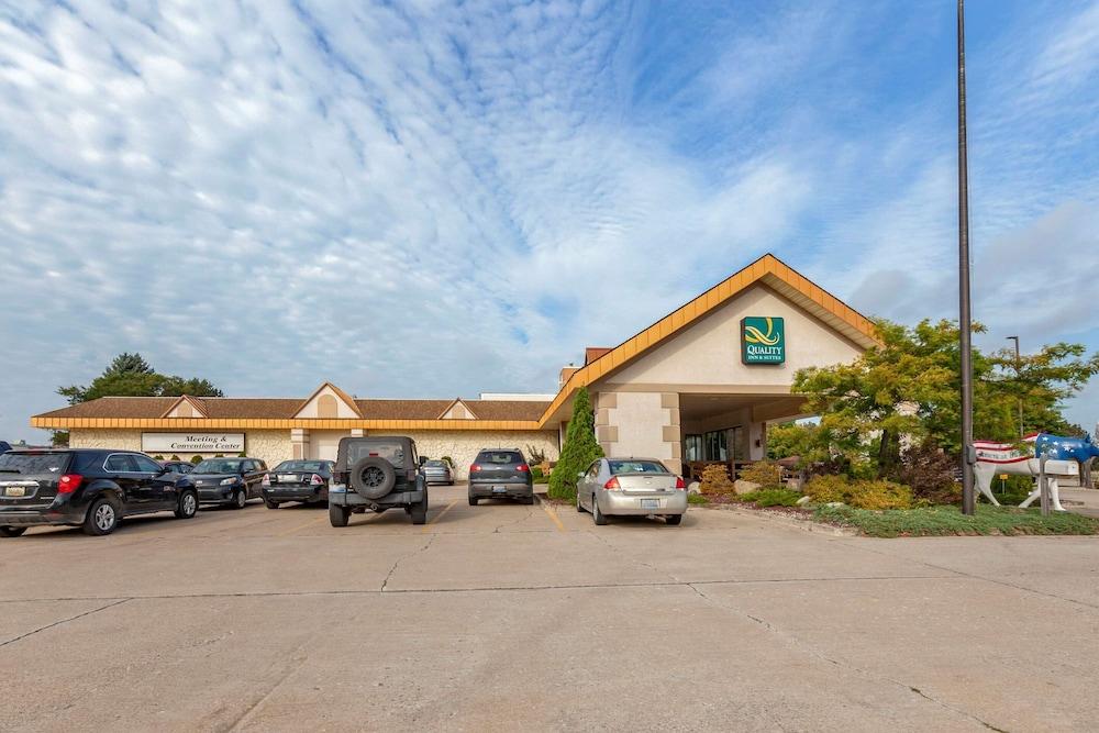 Pet Friendly Quality Inn and Suites Escanaba