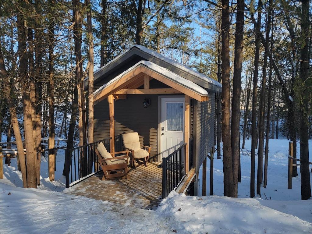 Pet Friendly Treehouse Cabin in the Bluff Woodlands
