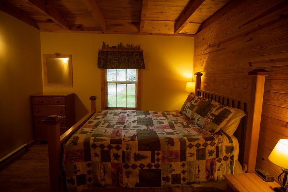 Pet Friendly Cabin with Private Hot Tub Near Snowshoe Resort