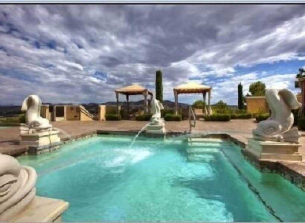 Pet Friendly Luxurious Villa at Lake Las Vegas