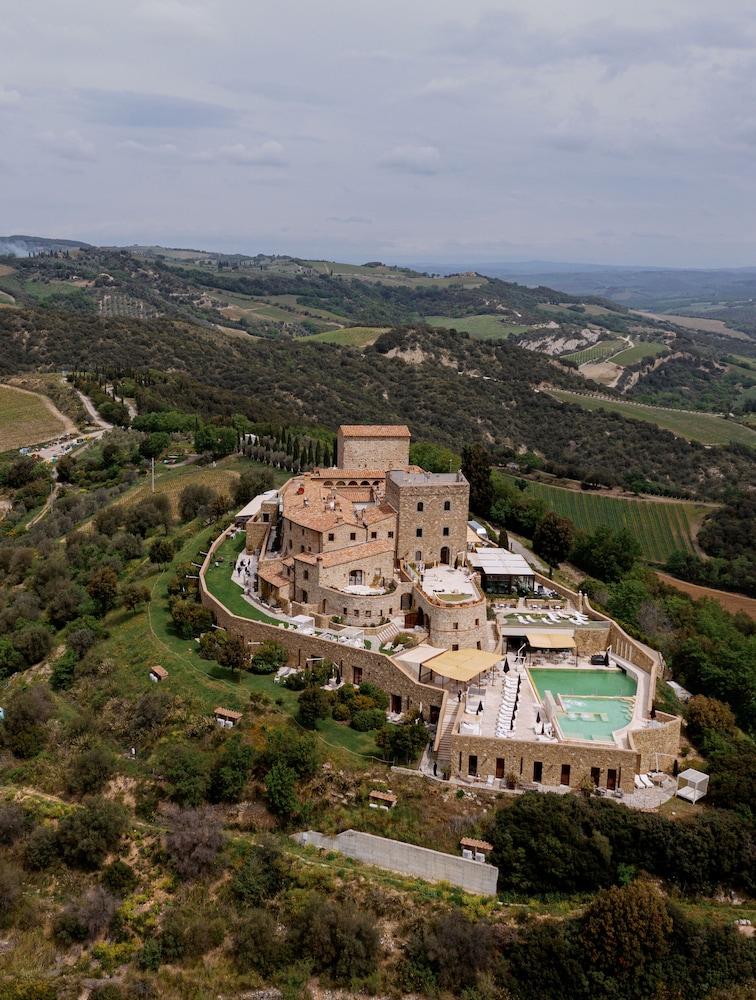 Pet Friendly Castello Di Velona Resort Thermal SPA & Winery