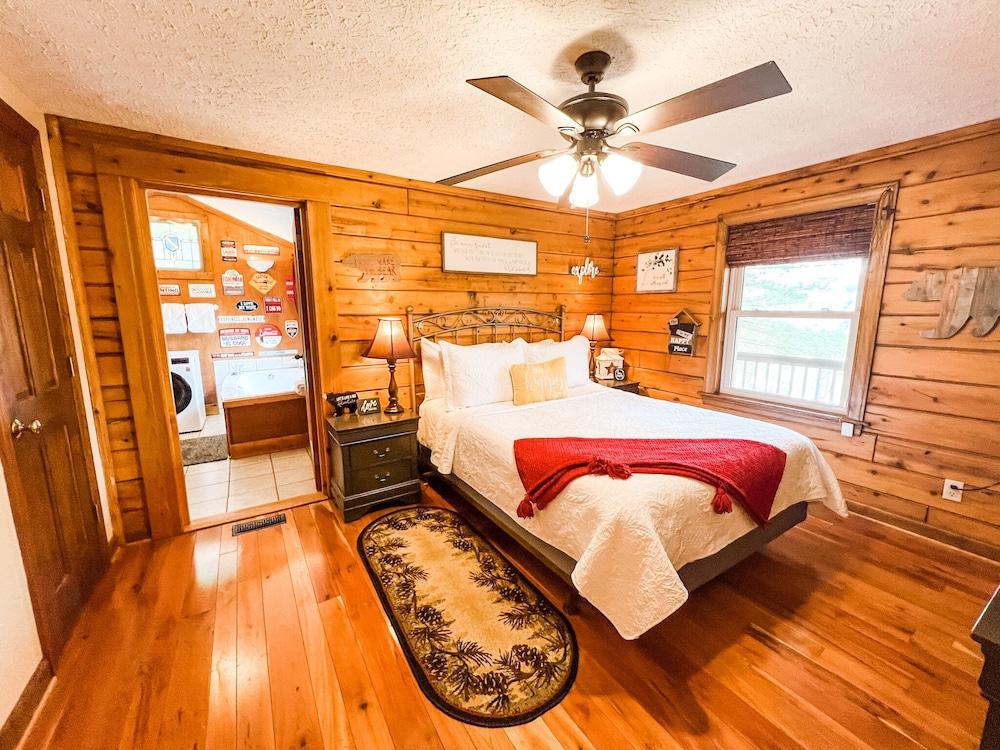 Pet Friendly Mt Melody Cabin with Jacuzzi