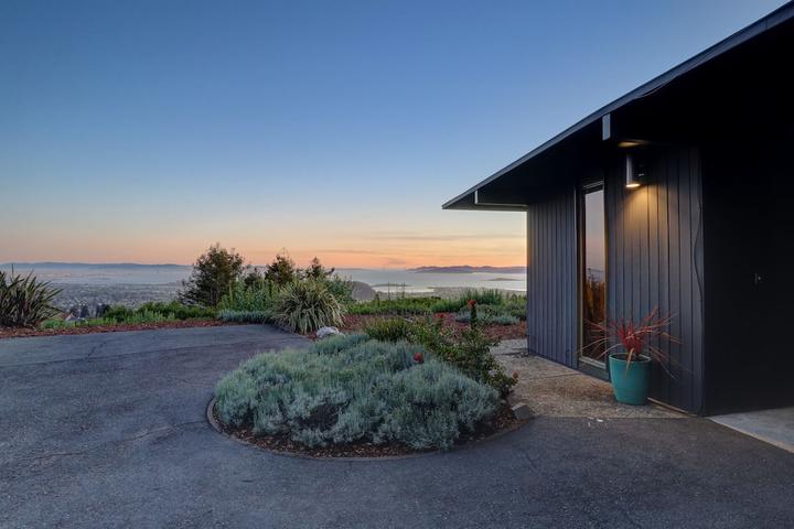Pet Friendly Mid-Century Oasis with Panoramic Views