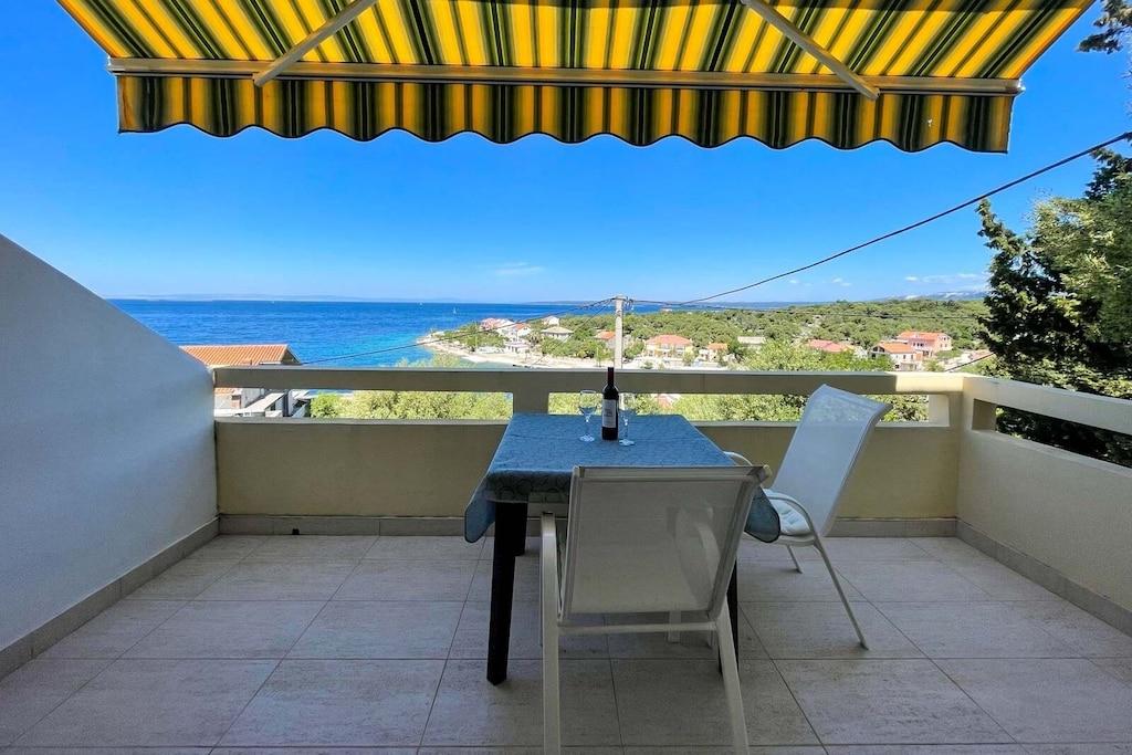 Pet Friendly 1BR Apartment with Terrace & Sea View