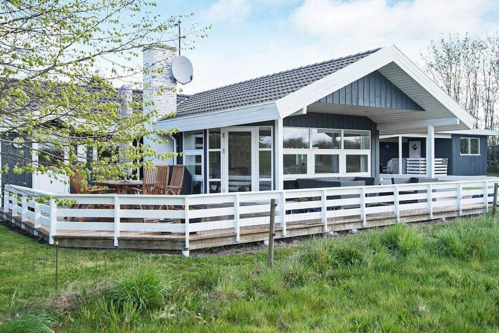 Pet Friendly Lovely Holiday Home with Whirlpool